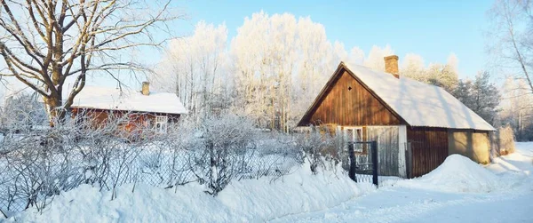 Altes Holzhaus Blockhaus Schneewehen Schneebedeckte Bäume Winter Ländliche Szene Panoramalandschaft — Stockfoto