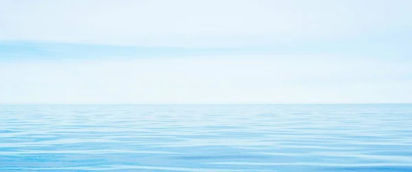 Panoramautsikt Över Havet Klarblå Glödande Himmel Reflektioner Havsvatten Ytstruktur Drömlik — Stockfoto