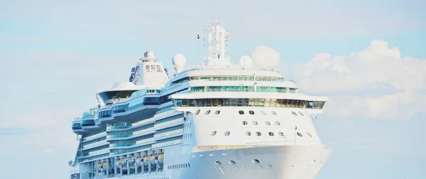 旅客船 は晴れた日に海上を航行する セーリングボートからのパノラマビュー 旅行先 夏の休暇 レクリエーションコンセプト — ストック写真