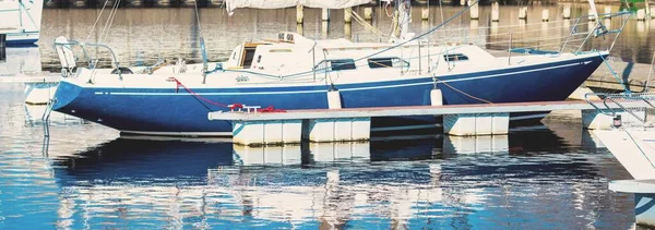 Blaues Mit Schaluppe Getakeltes Segelboot Das Einem Pier Einem Yachthafen — Stockfoto