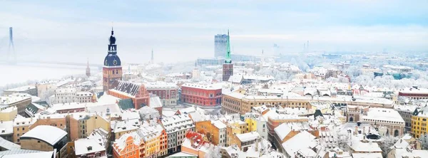 冬季从圣彼得教堂俯瞰里加古城和多加瓦河的全景 白雪覆盖的斜拉桥 拉脱维亚 — 图库照片