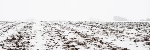 覆盖雪地的农田全景 土壤质地 概念冬季风景 边远地区 越野车 气候变化 — 图库照片