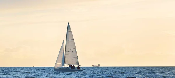 Små Yacht Segling Östersjön Vid Solnedgången Transport Resor Kryssning Sport — Stockfoto