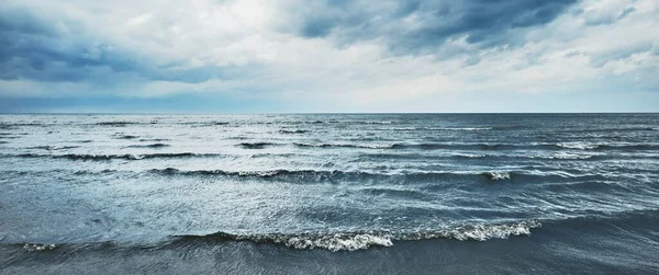 Panoramisch Uitzicht Oostzee Vanaf Een Zandstrand Zandduinen Dramatische Hemel Met — Stockfoto