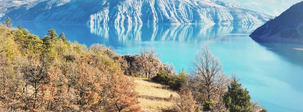 Вид Горное Озеро Лак Серре Понкон Французских Альпах Солнечный День — стоковое фото