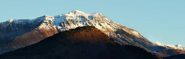 晴れた冬の日に山のピーク 澄んだ空 柔らかい日差し フランスアルプス エクリンスの大規模な フランス パノラマの風景 スキー さまよう欲望の概念 — ストック写真