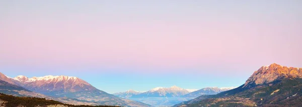 在一个阳光灿烂的冬日山顶上 晴朗的天空柔和的阳光法国阿尔卑斯山 Ecrins地块 全景景观 流浪欲望的概念 — 图库照片