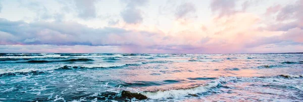 Морское Побережье Закате Ясное Голубое Небо Яркие Светящиеся Розовые Облака — стоковое фото
