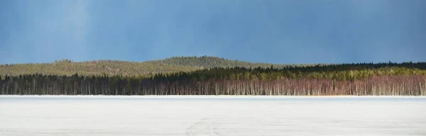 Fryst Sjö Och Snötäckt Tallskog Vid Solnedgången Isstruktur Dramatisk Himmel — Stockfoto