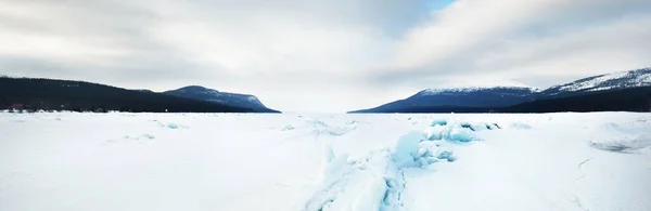 Cume Pressão Gelo Uma Costa Congelada Lago Pôr Sol Picos — Fotografia de Stock