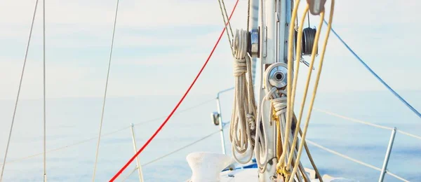 Sloop Branco Sabotou Iate Navegando Mar Báltico Aberto Dia Ensolarado — Fotografia de Stock