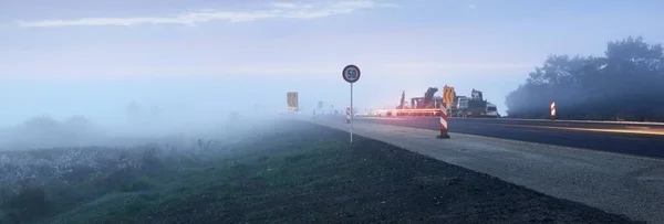 Una Carretera Abierta Una Niebla Amanecer Conducir Coche Través Los — Foto de Stock