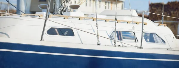 Sloop Blu Attrezzato Barca Vela Ormeggiata Molo Porto Turistico Yacht — Foto Stock