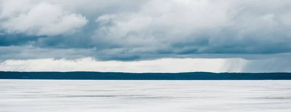Lago Floresta Congelado Dia Nublado Céu Dramático Depois Uma Nevasca — Fotografia de Stock