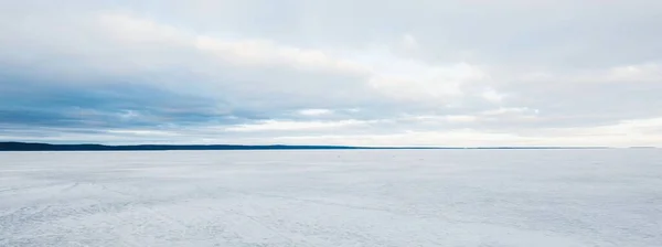 Lac Forestier Gelé Par Temps Nuageux Ciel Dramatique Après Blizzard — Photo