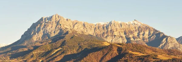 Bergtoppen Een Zonnige Winterdag Heldere Lucht Zacht Zonlicht Franse Alpen — Stockfoto