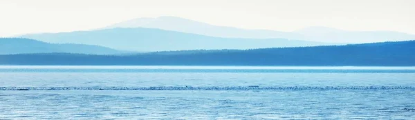 Панорамный Вид Воздуха Берега Озера Лесные Горные Вершины Зимний Пейзаж — стоковое фото
