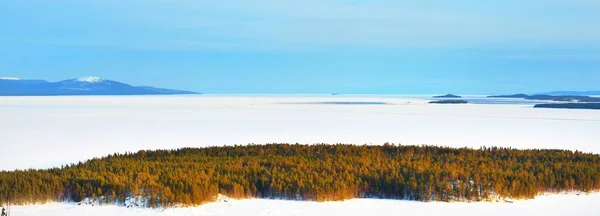 Panorama Luftaufnahme Des Seeufers Der Wald Und Berggipfel Winterlandschaft Umwelt — Stockfoto