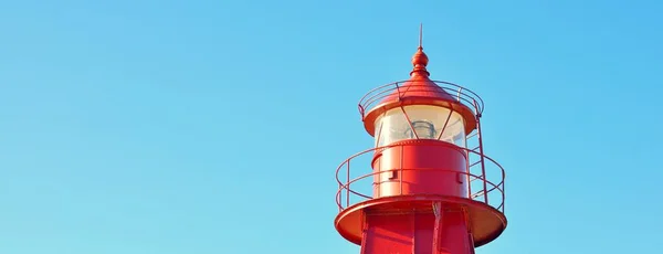 澄んだ青い空 クローズアップに対する赤い灯台 デンマーク ヨーロッパ 旅行先 ランドマーク ナビゲーション 希望と平和のシンボル グラフィックリソース — ストック写真