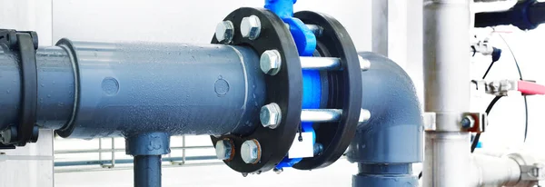 Große Industrielle Wasseraufbereitung Und Heizraum Glänzende Stahlrohre Und Blaue Pumpen — Stockfoto