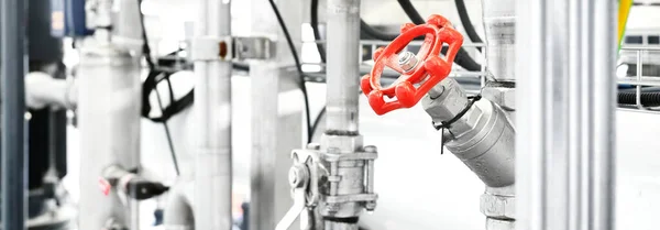大規模な工業用水処理とボイラー室 光沢のある鋼管と赤いスイッチ 作業安全 インフラ — ストック写真