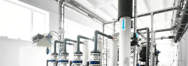 Nagy Ipari Víztisztító Kazánház Fényes Acélcsövek Kék Szivattyúk Szelepek Ipar — Stock Fotó