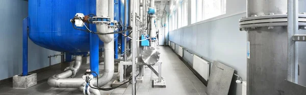 Grote Industriële Waterbehandeling Stookruimte Glanzende Stalen Metalen Pijpen Blauwe Pupms — Stockfoto