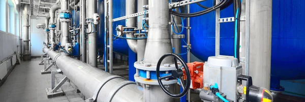 Nagy Ipari Víztisztító Kazánház Fényes Acélcsövek Kék Szivattyúk Szelepek — Stock Fotó