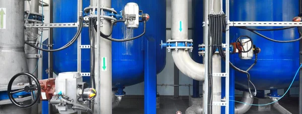 大規模な工業用水処理とボイラー室 光沢のある金属パイプと青いポンプとバルブ — ストック写真