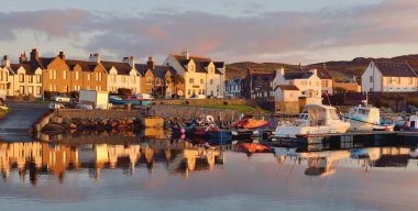 Küçük bir kasaba olan Port Ellen 'ın kayalık kıyısı. Islay Adası, Inner Hebrides, İskoçya, İngiltere. Geleneksel mimari. Seyahat yerleri, tatiller, seyahat kavramları