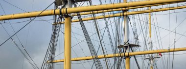 Glasgow, İskoçya 'daki Riverside Müzesi. Karanlık gökyüzü ve fırtına bulutları. Geminin direkleri yakın plan