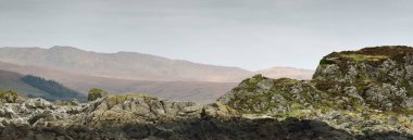 Jura adasının kıyılarının, dağlarının ve vadilerinin panoramik manzarası. Inner Hebrides, İskoçya, İngiltere. Seyahat merkezleri, turizm, ulusal simgeler, doğa, eko turizm, yürüyüş