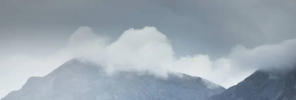 Góry Wznoszą Się Pod Ciemnym Sztormem Dramatyczne Chmury Wyspa Jura — Zdjęcie stockowe