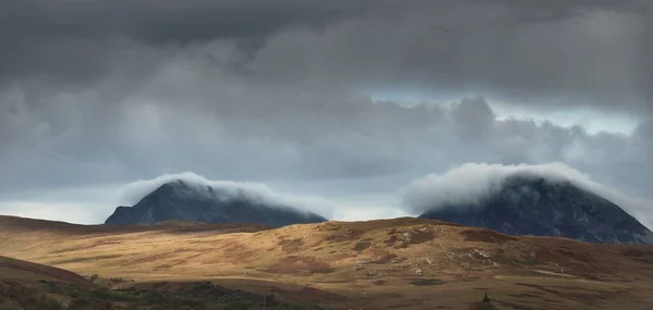 Montanhas Picos Sob Céu Escuro Tempestade Nuvens Dramáticas Jura Island — Fotografia de Stock