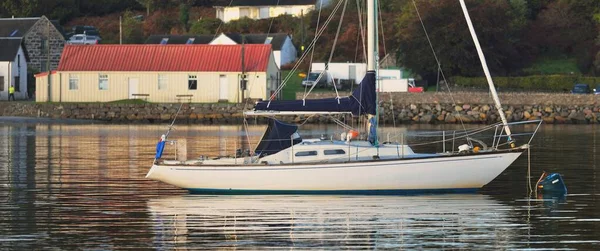 Sloop Gréé Yacht Ancré Sur Amarrage Près Rive Île Jura — Photo