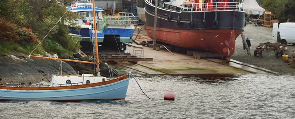 Sloop Riggade Trä Yacht Förankrade Förtöjning Nära Den Klippiga Stranden — Stockfoto