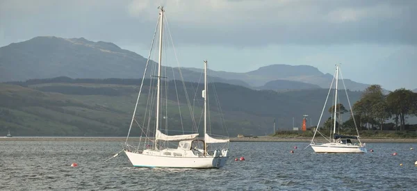 Yachts Bateaux Naviguant Par Une Journée Ensoleillée Rivages Rocheux Avec — Photo