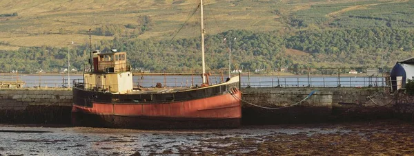 ロッホ フィン近くの海岸 丘の景色 赤い漁船の閉鎖 Inveraray Inner Hebrides Argyll Bute スコットランド — ストック写真