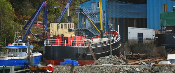 Barche Pesca Sulla Riva Rocciosa Del Canale Crinan Primo Piano — Foto Stock