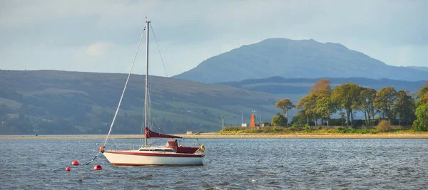 Sloop Gréé Yacht Voile Par Une Journée Ensoleillée Rivages Rocheux — Photo