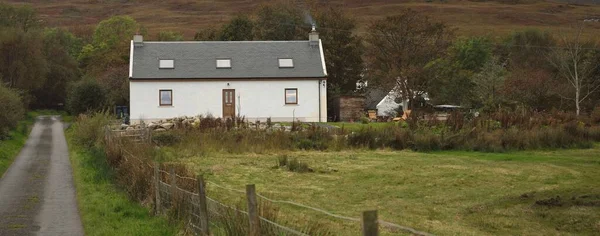 一条通往白色传统乡村住宅的土路 背景中的山和山 Craighouse Jura Island Inner Hebrides Scotland — 图库照片
