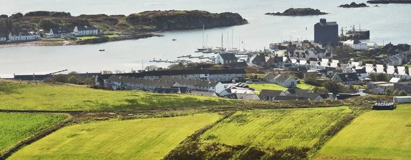 一个小镇的岩石海岸艾伦港 Islay岛 内赫布里底群岛 苏格兰 联合王国 传统建筑 旅游目的地 游轮的概念 全景航空视图 — 图库照片