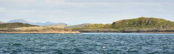 从水面俯瞰汝拉岛的海岸 山脉和山谷全景 多云的蓝天 Jura地图 内赫布里底斯 苏格兰 联合王国 — 图库照片