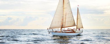 Eski pahalı iki direkli yelkenli (Yole) yakın plan, açık denizde yelken açıyor. Maine sahili, ABD. Spor, gezi, turizm, eğlence, boş zaman aktivitesi, ulaşım, deniz aracı