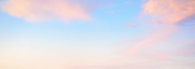 Açık mavi gökyüzü. Pembe ve altın rengi sirrus ve kümülüs bulutları fırtına üstüne, yumuşak güneş ışığı. Dramatik gün batımı bulutları. Meteoroloji, cennet, barış, grafik kaynakları, pitoresk panoramik manzara