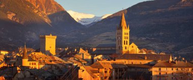 Fransız Alpleri 'nin önündeki açık mavi gökyüzüne karşı panoramik bir köy manzarası. Parc Ecrins, Fransa. Doğa, eko-turizm, ekoloji, çevre koruma, seyahat noktaları