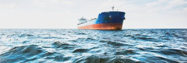 Baltık Denizi 'nde giden büyük bir kargo gemisi. Deniz manzarası kavramı. Yelkenliden panoramik görüntü. Nakliye, denizcilik, lojistik.