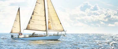 Eski pahalı iki direkli yelkenli (Yole) yakın plan, açık denizde yelken açıyor. Maine sahili, ABD. Spor, gezi, turizm, eğlence, boş zaman aktivitesi, ulaşım, deniz aracı