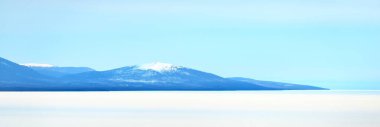 Göl kıyıları, orman ve dağ zirvelerinin panoramik hava manzarası. Kış manzarası. Çevre, iklim değişikliği, ekoloji, eko-turizm, uzak yerler
