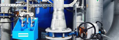 Büyük endüstriyel su arıtma ve kazan dairesi. Parlak çelik borular, pompalar, vanalar. Endüstri, teknoloji, özel ekipman, biyoteknoloji, kimya, ekoloji, ısıtma, işyeri güvenliği